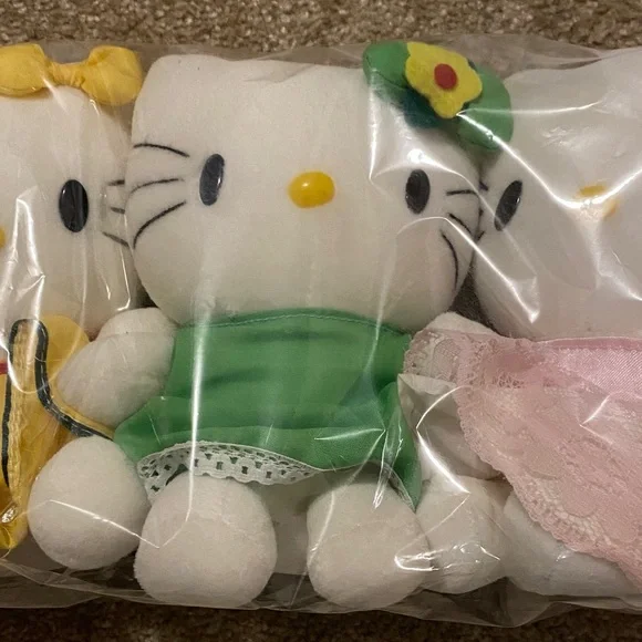 Hello Kitty Plush Set - Picture 3 of 7